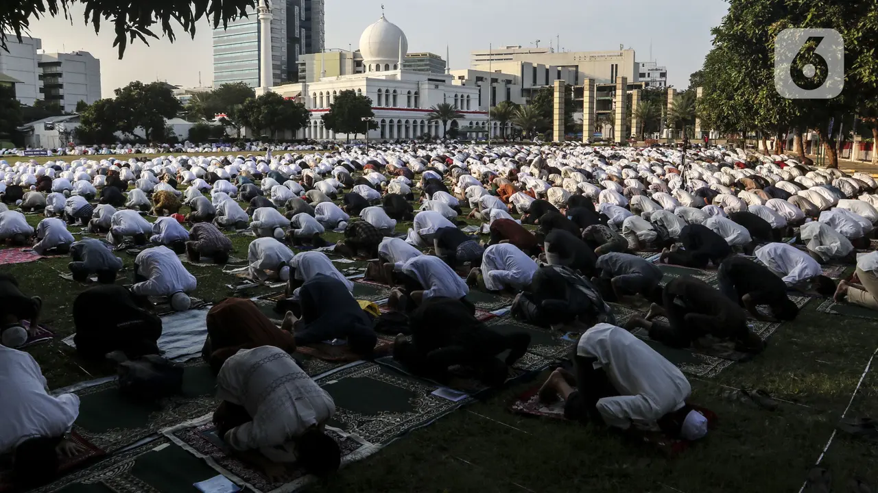 FOTO: Pandemi, Salat Id di Masjid Al-Azhar Terapkan Protokol Kesehatan