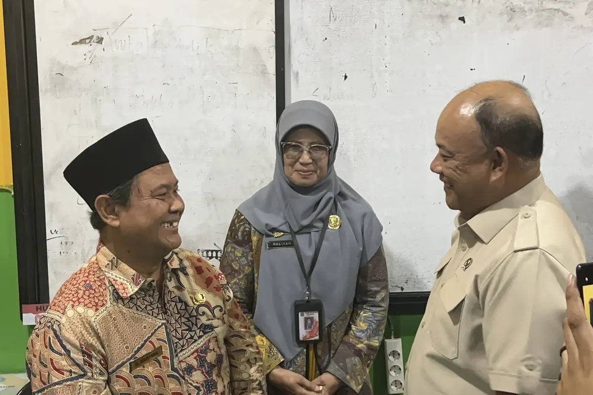 Kepala Badan Gizi Nasional (BGN), Dadan Hindayana saat mengunjungi SDN 01 Kalibaru, Cilincing, Jakarta Utara (Jakut).