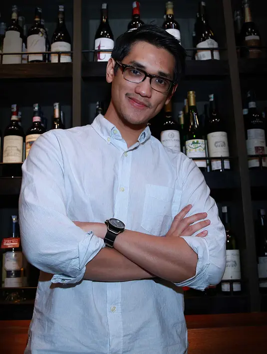 Sedikit bocoran mengenai konsep, penyanyi tampan yang identik dengan kacamatanya ini akan tampil dengan seorang bintang legendaris. (Deki Prayoga/Bintang.com)