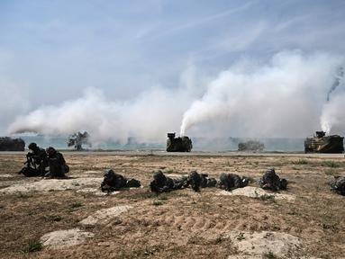 Marinir Korea Selatan mengamankan pantai selama latihan pendaratan amfibi sebagai bagian dari latihan bersama Cobra Gold di pesisir provinsi Chonburi Thailand pada 3 Maret 2023. Cobra Gold tahun ini akan menjadi yang pertama melatih personel tentang bencana luar angkasa yang dapat membahayakan sistem komunikasi satelit. (AFP/Lillian Suwanrumpha)
