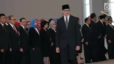 Dody Budi Waluyo bersiap menuju tempat pengucapan sumpah jabatan sebagai Deputi Gubernur BI di Gedung Mahkamah Agung RI, Jakarta, Rabu (18/4). Pengucapan sumpah jabatan dilakukan langsung oleh Ketua MA, M Hatta Ali. (Liputan6.com/Helmi Fithriansyah)