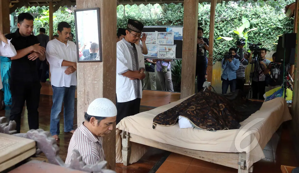 Keluarga dan kerabat ikut menyalatkan jenazah Didi Petet di musala di rumah kediaman almarhum di kawasan ciputat, Tangerang Selatan, Jumat (15/5/2015). Didi Petet meninggal di usia 58 tahun karena diduga menderita asam lambung. (Liputan6.com/Helmi Afandi)