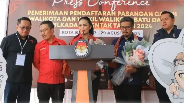 KD-Dewa saat mendaftar Pilkada ke KPU Batu. (Foto: Instagram/krisdayanti_official)