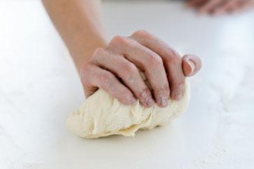 Uleni adonan menggunakan tumit tangan | Foto: copyright taste.com.au