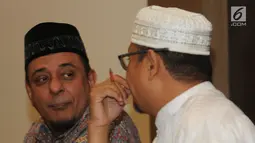 Ketum GNPF-Ulama, Yusuf Muhammad Martak dan Anggota GNPF ustad Edy Mulyana berbincang saat memberikan keterangan menepis isu kepemilikan saham Lapindo di Jakarta, Senin (24/9). (Merdeka.com/Dwi Narwoko)