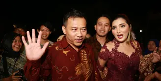 Mengingat jumlah tamu yang membludak, Anang dan Ashanty harus mengantre selama 2,5 jam. Namun keduanya tetap bahagia bisa berada dim omen spesial tersebut, terutama Ashanty yang bisa foto bareng sang pengantin. (Adrian Putra/Bintang.com)