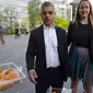 Walikota London terpilih Sadiq Khan ditawarkan roti saat ia tiba untuk hari pertamanya bekerja di Balai Kota di London, Inggris Pria 45 tahun ini merupakan Wali Kota Muslim Pertama di London dan kedua di Eropa. (REUTERS / Hannah McKay)