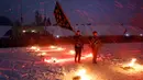 Relawan paramiliter sayap kanan Azov Civil Corps berbaris di halaman sebuah benteng kota tua di pusat Kota Kiev, Ukraina, Minggu (28/1). Saat pertempuran, ratusan personel Ukraina melawan ribuan personel Bolshevik Moskow. (AP Photo / Efrem Lukatsky)