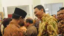 Plt. Gubernur DKI Jakarta Basuki Tjahaja Purnama memberikan ucapan selamat kepada para Menteri Kabinet Kerja usai pelantikan di Istana Negara, Jakarta, Senin (27/10/2014). (Liputan6.com/Herman Zakharia)