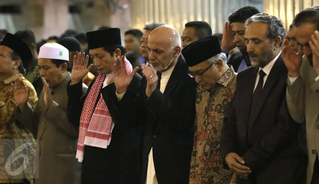 Presiden Afganistan Mohammad Ashraf Ghani (tengah) ditemani Imam besar Masjid Istiqlal Nasaruddin Umar (ketiga kiri) saat Salat Magrib di Masjid Istiqlal, Jakarta, Kamis (6/4). (Liputan6.com/Angga Yuniar)