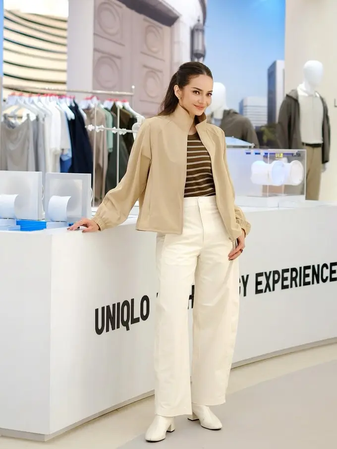 Enzy Storia mengenakan Jeans Barrel