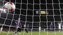 Proses terjadinya gol striker Barcelona, Paco Alcacer, ke gawang Murcia pada babak 32 besar Copa del Rey di Stadion Camp Nou, Barcelona, Rabu (29/11/2017). Barcelona menang 5-0 atas Murcia dan lolos dengan agregat 8-0. (AP/Manu Fernandez)