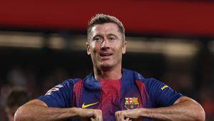 Robert Lewandowski merayakan gol yang dicetaknya ke gawang Valencia pada pekan 4 Liga Spanyol 2025/2026, Senin (15/9/2025) dini hari WIB. (Lluis GENE / AFP)