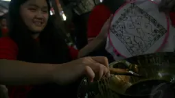 Aksi membatik tersebut sekaligus untuk memperingati Hari Batik Nasional yang jatuh hari ini, Jakarta, (2/10/14). (Liputan6.com/Faizal Fanani) 