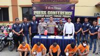 Lima begal dengan korban driver ojek online, ditangkap Polisi di Desa Ciakar, Kecamatan Panongan, Kabupaten Tangerang. (Foto:Liputan6/Pramita Tristiawati)