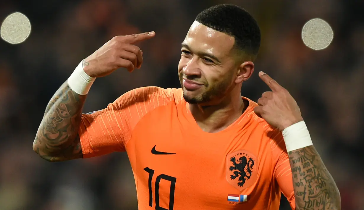 Striker Belanda, Memphis Depay berselebrasi usai mencetak gol ke gawang Prancis pada pertandingan UEFA Nations League di stadion Feijenoord di Rotterdam (16/11). Kemenagan Belanda membuka peluang lolos ke semifinal. (AFP Photo/John Thys)