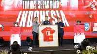 Direktur Utama Bank Mandiri Darmawan Junaidi (kiri), Direktur PT Garuda Sepak Bola Indonesia (GSI) Marsal Masita, dan Ketua Umum PSSI Erick Thohir berfoto bersama dalam acara penandatanganan kerjasama antara Bank Mandiri dan PSSI di Plaza Mandiri, Senayan, Jakarta, Jumat (23/08/2024).