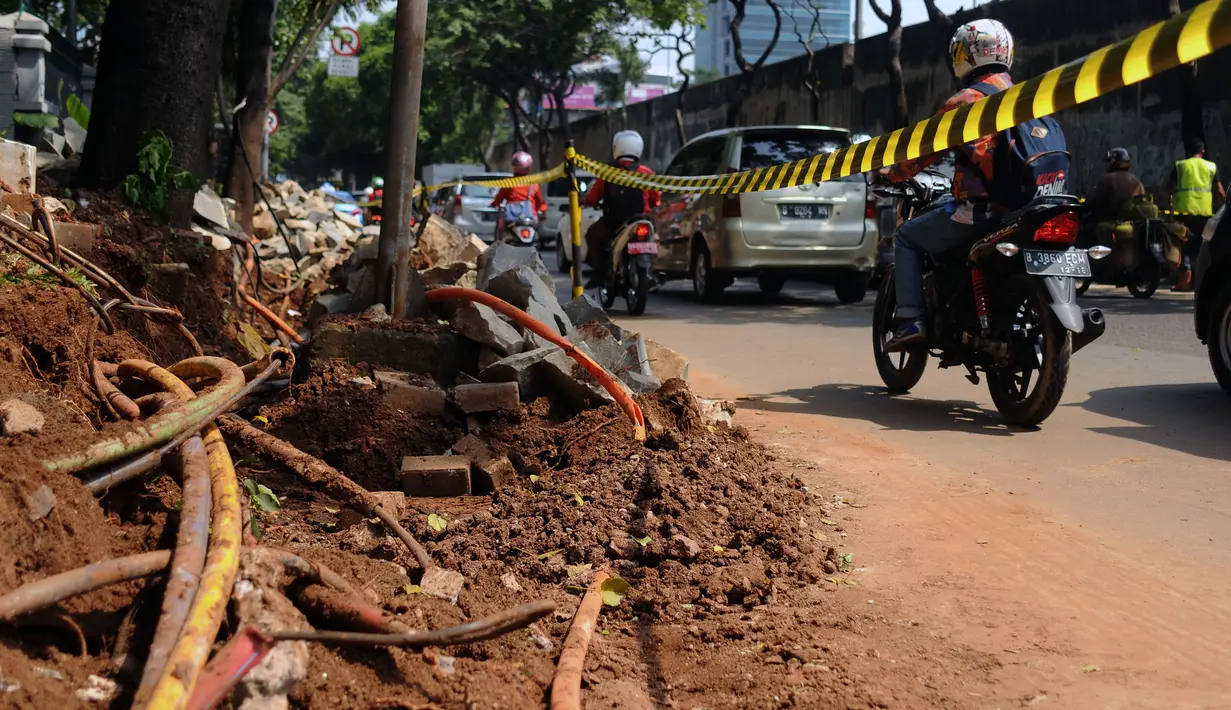 Kondisi instalasi kabel jaringan bawah tanah di Jalan TB Simatupang, Jakarta, Kamis (1/9). Pengguna jalan melintas di sisi lokasi pengerjaan peningkatan dan pelebaran serta saluran dekat pintu tol Lenteng Agung 2. (Liputan6.com/Helmi Fithriansyah)