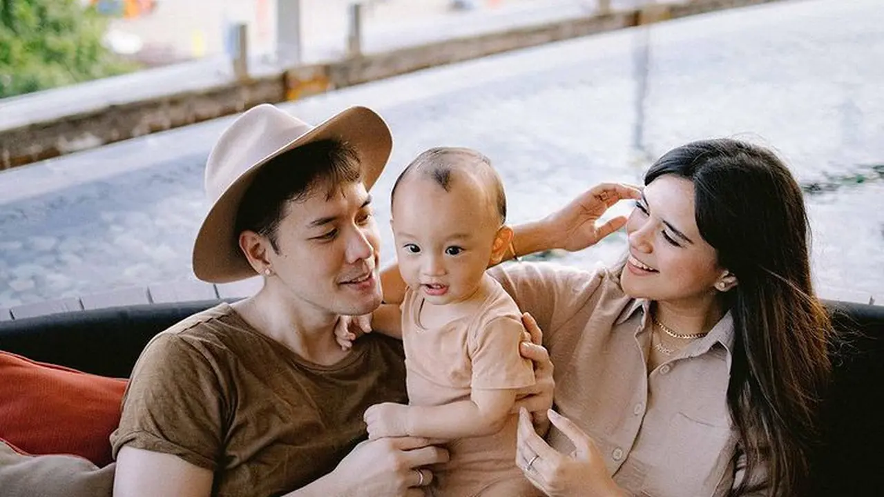 6 Potret Gaya Kompak Audi Marissa dan Anthony Xie Ajak Baby Anzel Liburan ke Bali