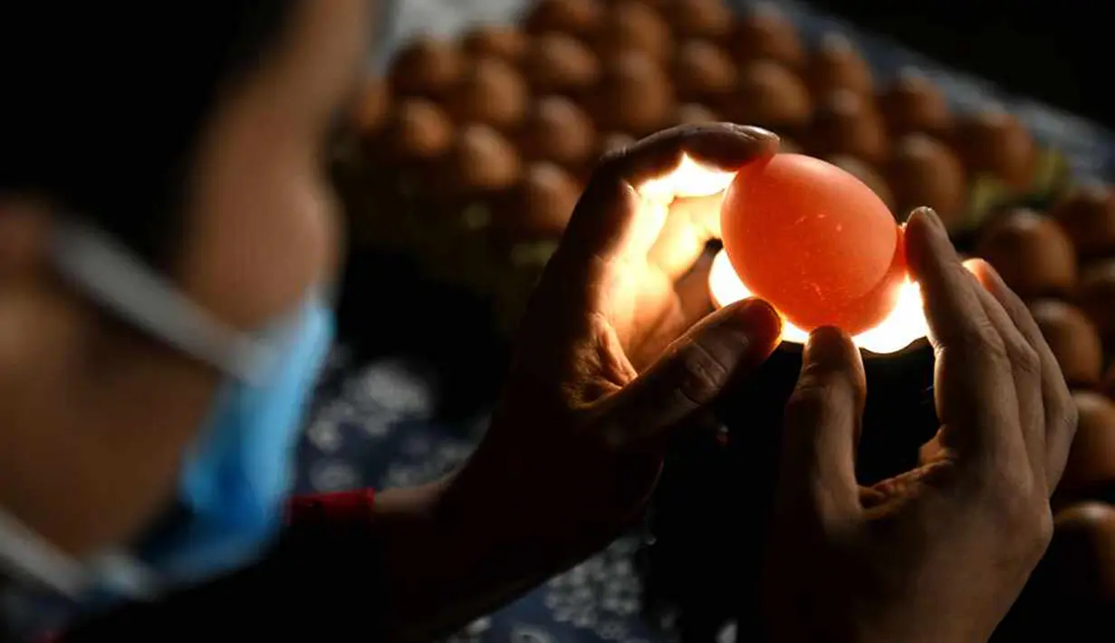 Perajin Zhang Xiaohe memilih telur di sebuah lokakarya warisan budaya takbenda di Shijiangzhuang, China, pada 17 April 2020. Ukiran telur sering disebut "seni yang paling rapuh", karena membutuhkan ketelitian dan perhatian tinggi sebelum, selama dan setelah pembuatannya. (Xinhua/Chen Qibao)