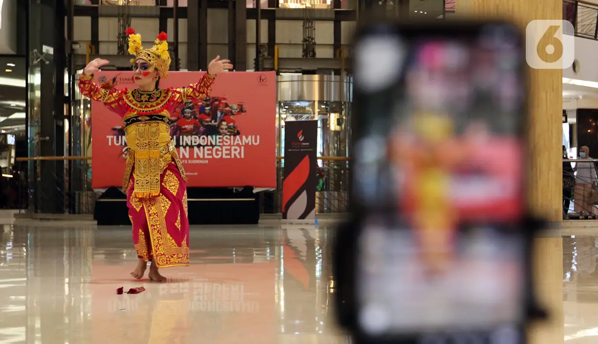 Penari mengenakan pakaian tradisional menampilkan tarian khas daerah-daerah Indonesia dalam acara "Tunjukan Indonesiamu, Satukan Negeri" di Jakarta, Sabtu (15/8/2020). Acara yang digelar virtual tersebut untuk mengampanyekan budaya Indonesia dan memperingati HUT ke-75 RI. (Liputan6.com/Johan Tallo)