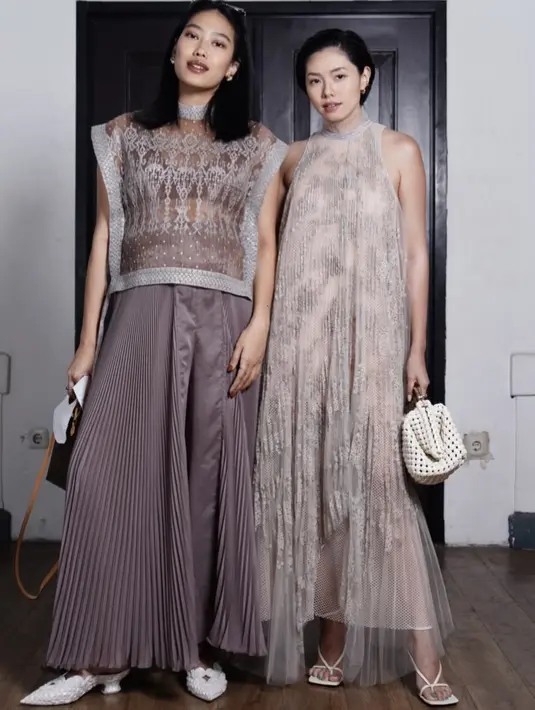 Alika Islamadina juga terlihat hadir di pagelaran Sapto Djojokartiko SS23. Calon ibu yang ini memiih mengenakan outfit cantik dari koleksi Sapto Djojokartiko Women yang bernuansa abu-abu tua. Foto: Instagram.