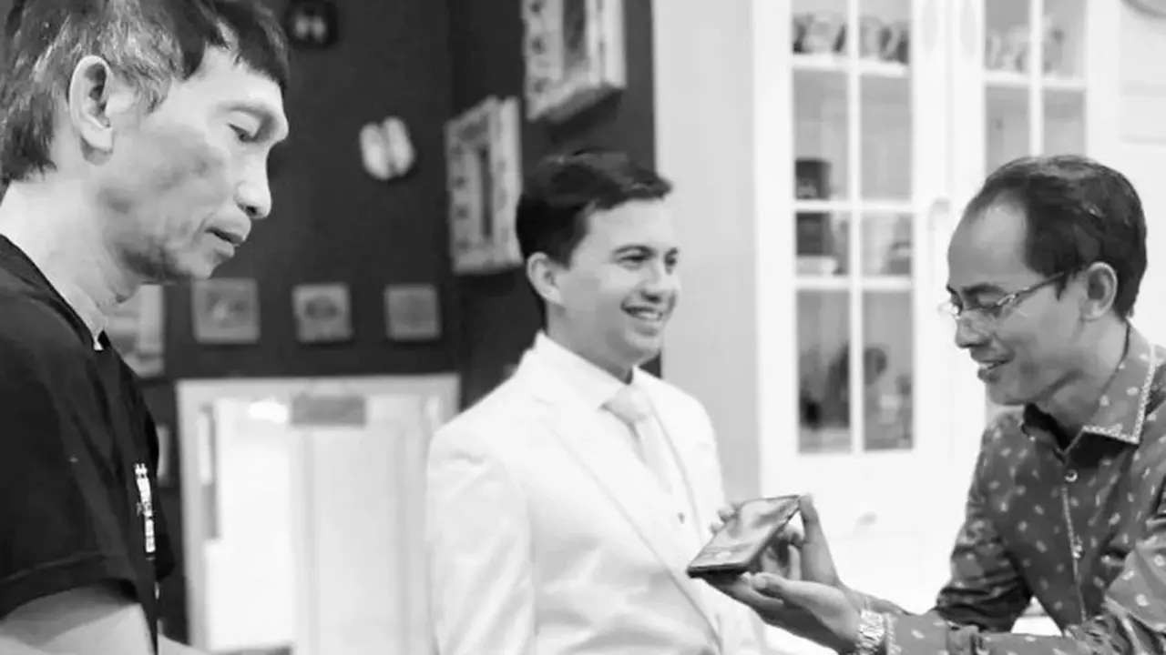 Sahrul Gunawan fitting baju pengantin (Instagram/sahrulgunawanofficial)