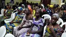 Sejumlah gadis sekolah Chibok menunggu untuk bertemu Presiden Muhammadu Buhari di Abuja, Nigeria (7/5). 82 gadis yang dibebaskan itu ditemukan dekat kota Banki di Negara Bagian Borno, dekat perbatasan dengan Kamerun. (AP Photo/Olamikan Gbemiga)