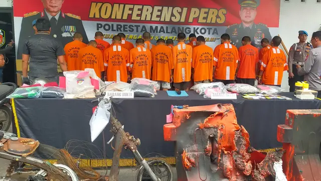 Tersangka perusakan pos polisi saat aksi rusuh di Kota Malang pada akhir Agustus 2025 dalam konferensi media di Mapolresta Malang Kota, Jumat, 26 September 2025