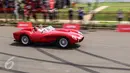 Mobil Ferrari klasik melaju kencang mengelilingi sirkuit sepanjang 3,2 kilometer dalam Ferrari Festival of Speed di BSD City, Tangerang Selatan, Minggu (23/04). Sebanyak 10 mobil Ferrari klasik turut meramaikan festival ini. (Liputan6.com/Fery Pradolo)