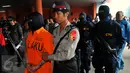 Petugas kepolisan saat menggelandang para pelaku pelanggar ekspor dan impor barang - barang ilegal di Bandara Soekarno Hatta, Tangerang, (16/2). (Liputan6.com/Faisal R Syam)