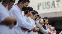Jemaah memadati kantor Pimpinan Pusat Muhammadiyah, Jakarta untuk melaksanakanSholat Idul Fitri, Jumat (21/4/2023). (Liputan6.com/Faizal Fanani)