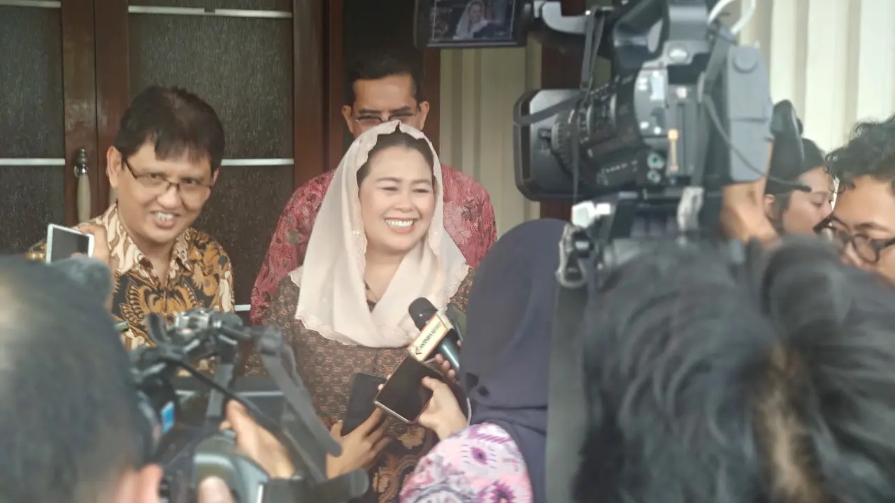 Yenny Wahid menepis adanya bagi-bagi kekuasaan soal pengangkatan dirinya sebagai komisaris Garuda Indonesia.