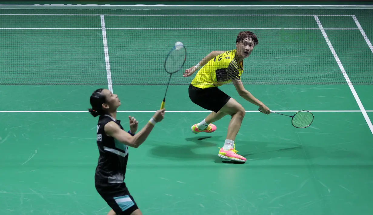 Tai Tzu Ying (kiri) saat mengembalikan kok ke arah Chen Yufei pada final Indonesia Open 2018 di Istora Senayan, Jakarta, (8/6/2018). Tai Tzu Ying menang 21-23 21-15 21-9. (Bola.com/Nick Hanoatubun)