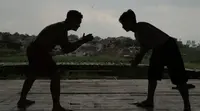 Dua Tukang Benjang Berlatih Saat Senja (Liputan6.com/Balgo Marbun)