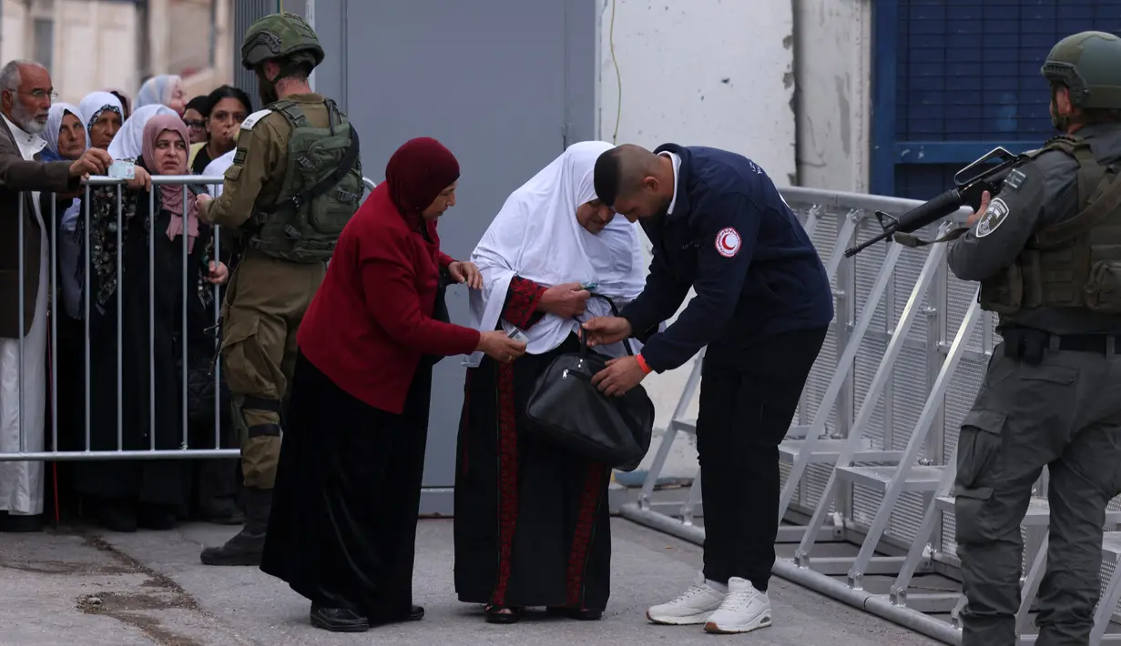 Warga Palestina tersebut akan menuju ke kompleks masjid Al-Aqsa di Yerusalem. (HAZEM BADER/AFP)