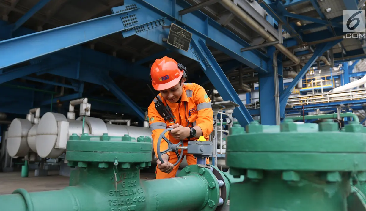 Petugas melakukan pemeliharaan rutin di Unit Pembangkitan Muara Karang, Jakarta, Rabu (31/7/2019). Setiap tahun UP Muara Karang membangkitkan energi listrik rata-rata 7.900 GWh yang disalurkan melalui Saluran Udara Tegangan Tinggi 150 kV ke sistem interkoneksi Jawa Bali. (Liputan6.com/Angga Yuniar)