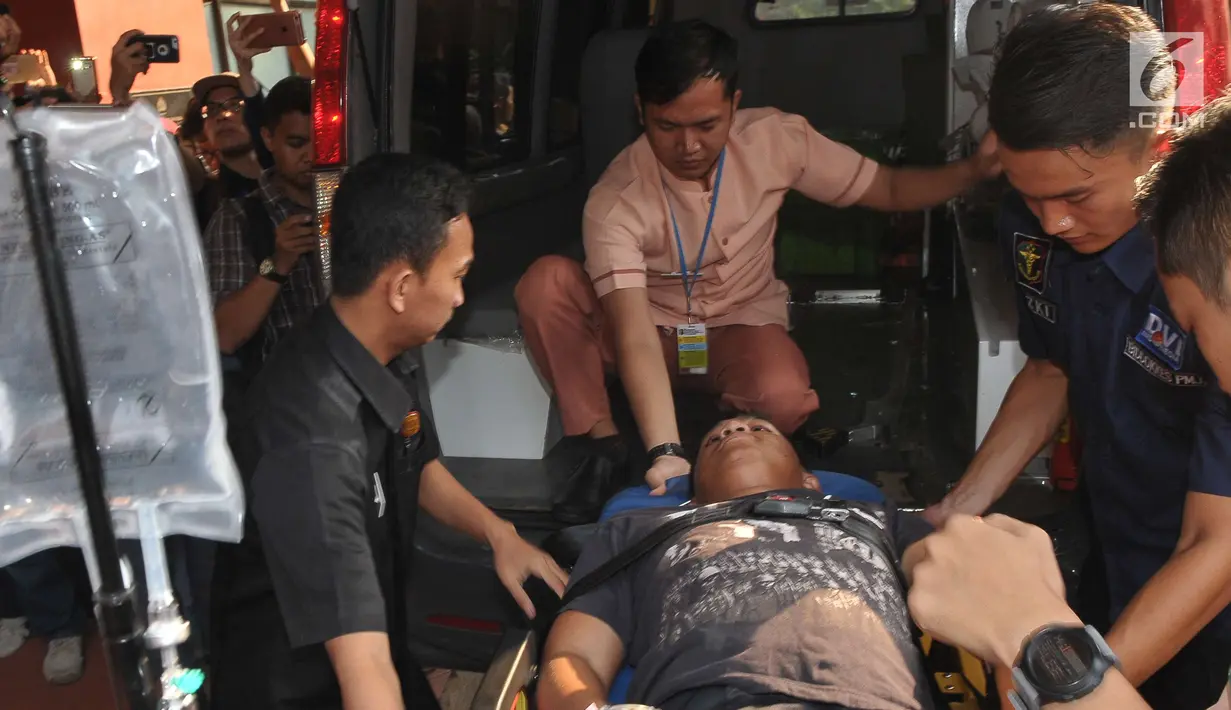 Petugas memindahkan pasien korban bom Kampung Melayu dari RS Premier ke RS Polri, Jakarta, Kamis (25/5). Pemindahan pasien dikarenakan alasan keamanan dan kelengkapan fasilitas medis. (Liputan6.com/Helmi Afandi)