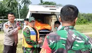 Petugas mengevakuasi mayat tanpa identitas diduga korban banjir lahar dingin dari Sumbar yang hanyut ke Riau. (Liputan6.com/M Syukur)
