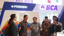 Presiden Joko Widodo menyimak penjelasan saat mengunjungi stand pameran Indonesia Business and Development Expo (IBD Expo) di JCC, Jakarta, Rabu (20/9). IBD Expo diselenggarakan mulai 20 hingga 23 September mendatang. (Liputan6.com/Angga Yuniar) 