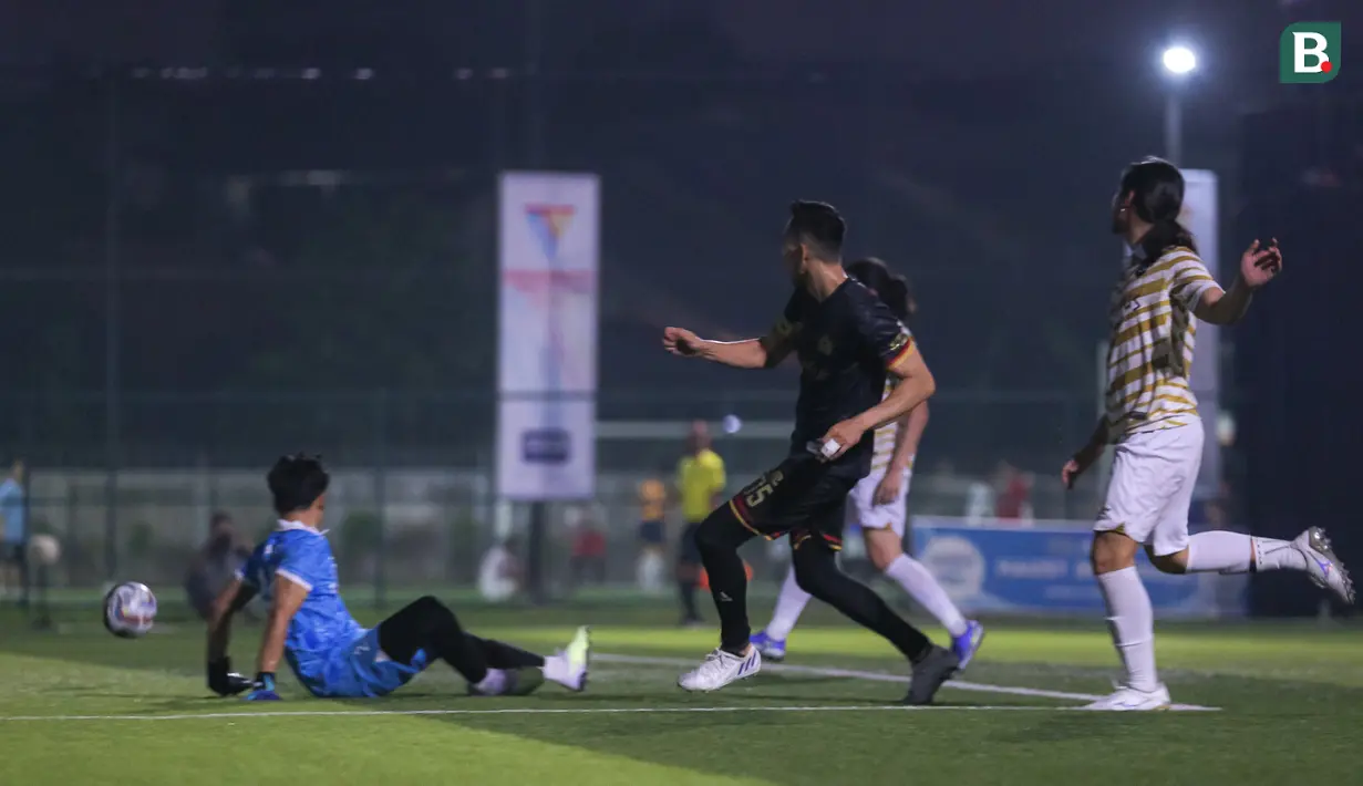Darius Sinathrya (tengah), yang berposisi sebagai penyerang Selebritis FC berhasil menjebol gawang Colossus FC pada laga Celebrity Trofeo Cup 2023 yang beralangsung di DM Sport, Ciledug, Tangerang, Minggu (29/10/2023). (Bola.com/Bagaskara Lazuardi)