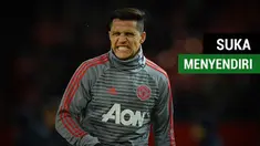 Berita video gelandang serang Alexis Sanchez dikabarkan suka menyendiri di tim Manchester United.