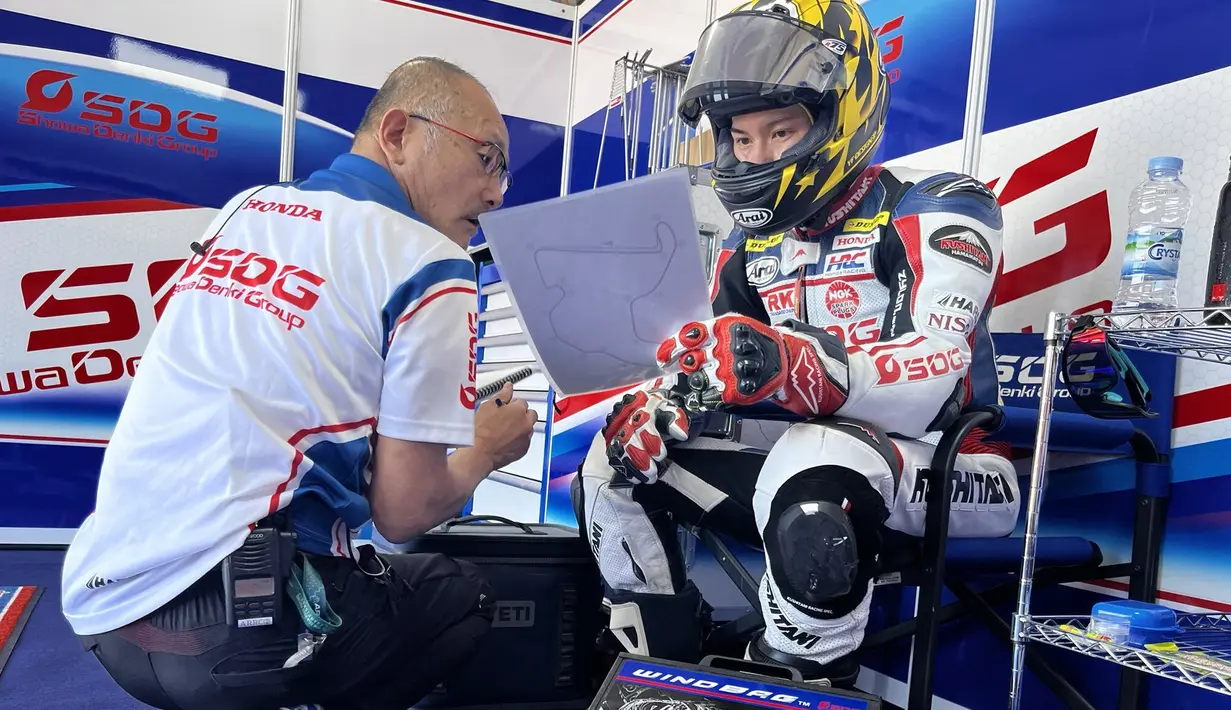 Pembalap SDG MS Harc-Pro.Honda.Ph, Haruki Noguchi (kanan), melihat lintasan sebelum dimulainya latihan bebas pada kelas ASB1000 ARRC Mandalika 2023 di Sirkuit Mandalika, Lombok, Jumat (11/08/2023). (Twitter/@SdgMSOfficial)