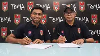 Yakob Sayuri (kiri) melakukan penandatanganan kontrak bersama Malut United. (Dok. Malut United)