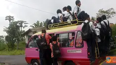 Citizen6, Magelang: Penumpang yang didominasi siswa sekolah tampak nyaman menikmati fasilitas angkutan walaupun sangat beresiko. (Pengirim: Masyully)