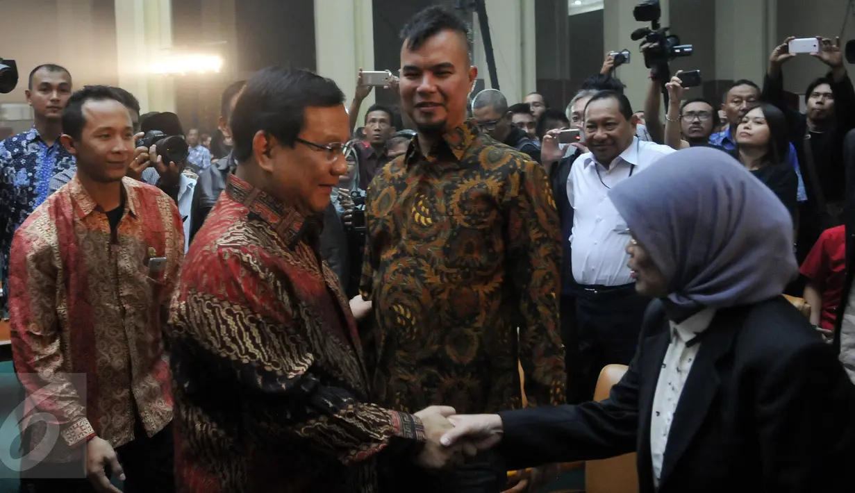 Ketua Umum Partai Gerindra Prabowo Subianto (tengah) saat tiba di DPR untuk menghadiri peringatan HUT Pancasila ke 70 di DPR, Jakarta, Kamis (26/5/2016). (Liputan6.com/Johan Tallo)