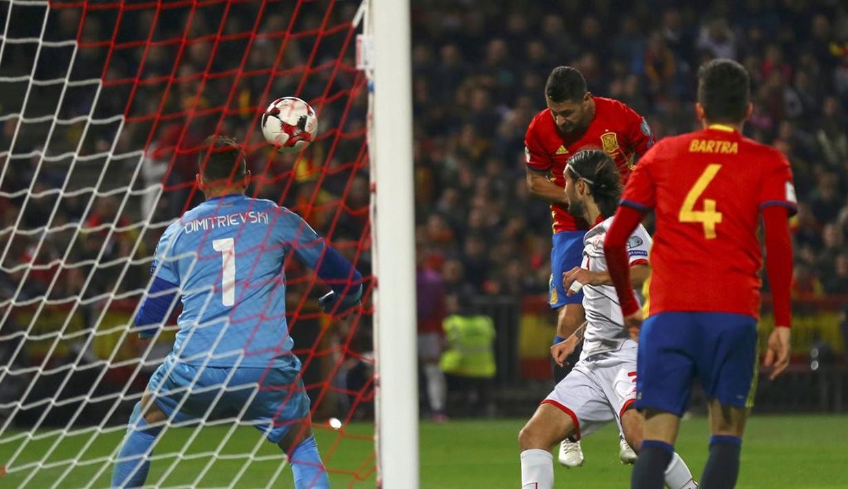 Striker Spanyol, Vitolo, mencetak gol pertama ke gawang Makedonia dalam laga lanjutan Grup G Kualifikasi Piala Dunia 2018 di Estadio Nuevo Los Carmenes, Sabtu (12/11/2016) waktu setempat. (Reuters/ Marcelo del Pozo)