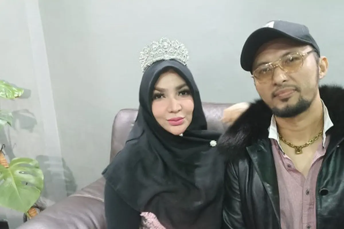 6 Potret Roro Fitria dan Suami Usai Menikah, Ajak Bikin Video Klip Bareng