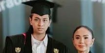 Yuni Shara tampak elegan dengan atasan lengan panjang warna hitam yang terinspirasi dari beskap Jawa. Dilengkapi bros besar keemasannya. [@yunishara36]