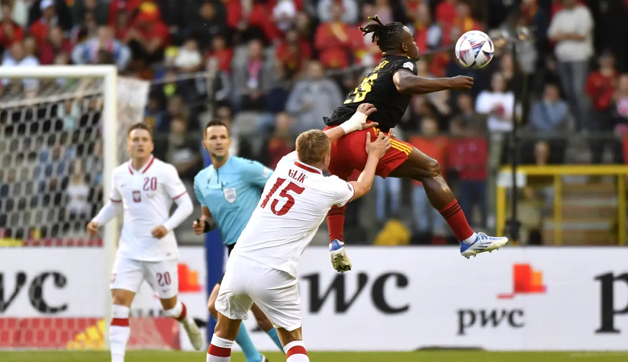 <p>Penyerang Belgia, Michy Batshuayi (kanan) berusaha mengontrol bola dari kawalan pemain Polandia, Kamil Glik selama pertandingan grup A4 UEFA Nations League di Stadion King Baudouin di Brussels, Kamis (9/6/2022). Belgia menang telak atas Polandia 6-1. (AP Photo/Geert Vanden Wijngaert)</p>